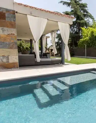 Piscina particular con AlkorPlan gris oscuro