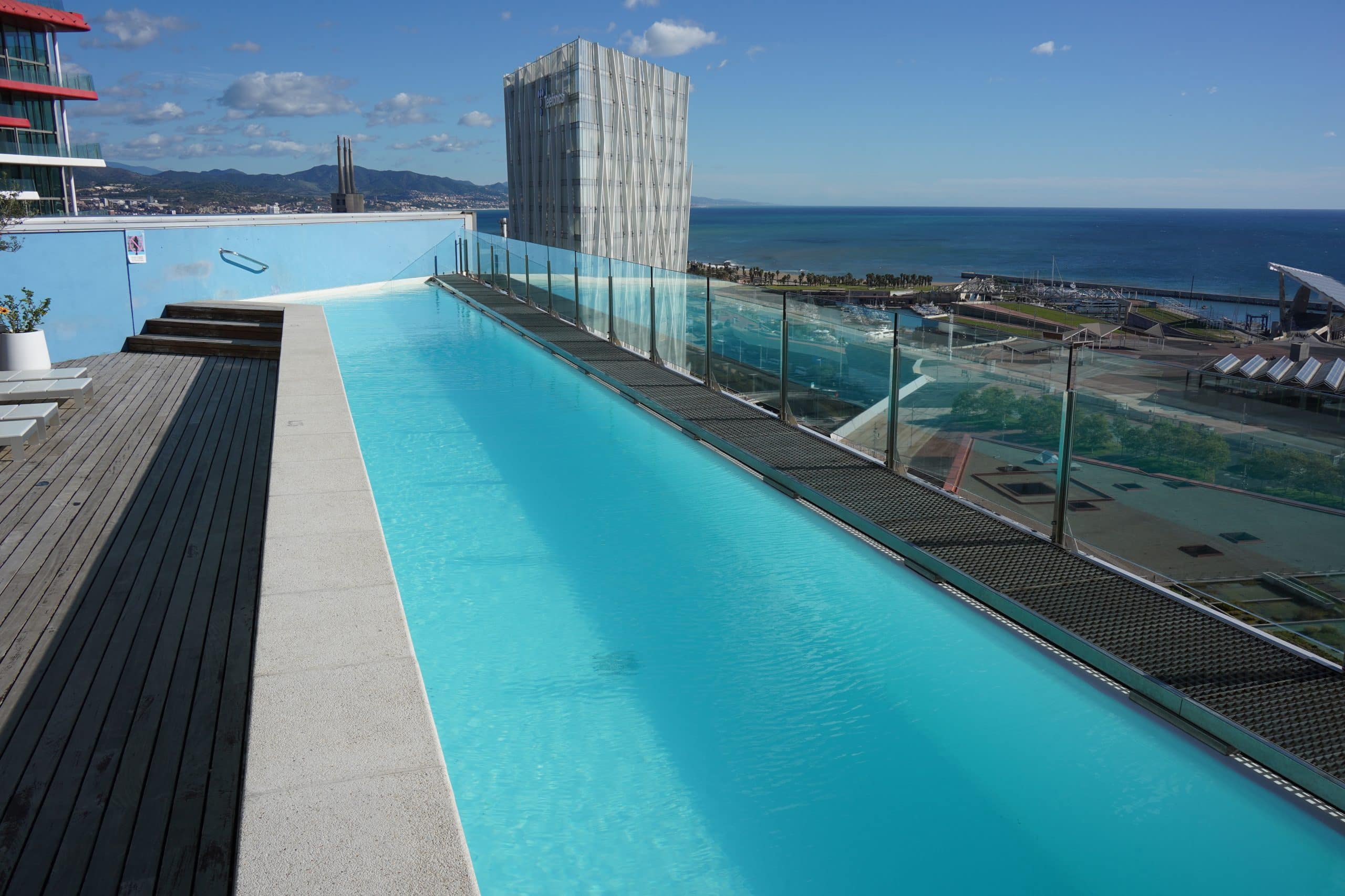 Piscina infinita en azotea de Barcelona con lámina armada AlkorPlan instalada por Vallimper