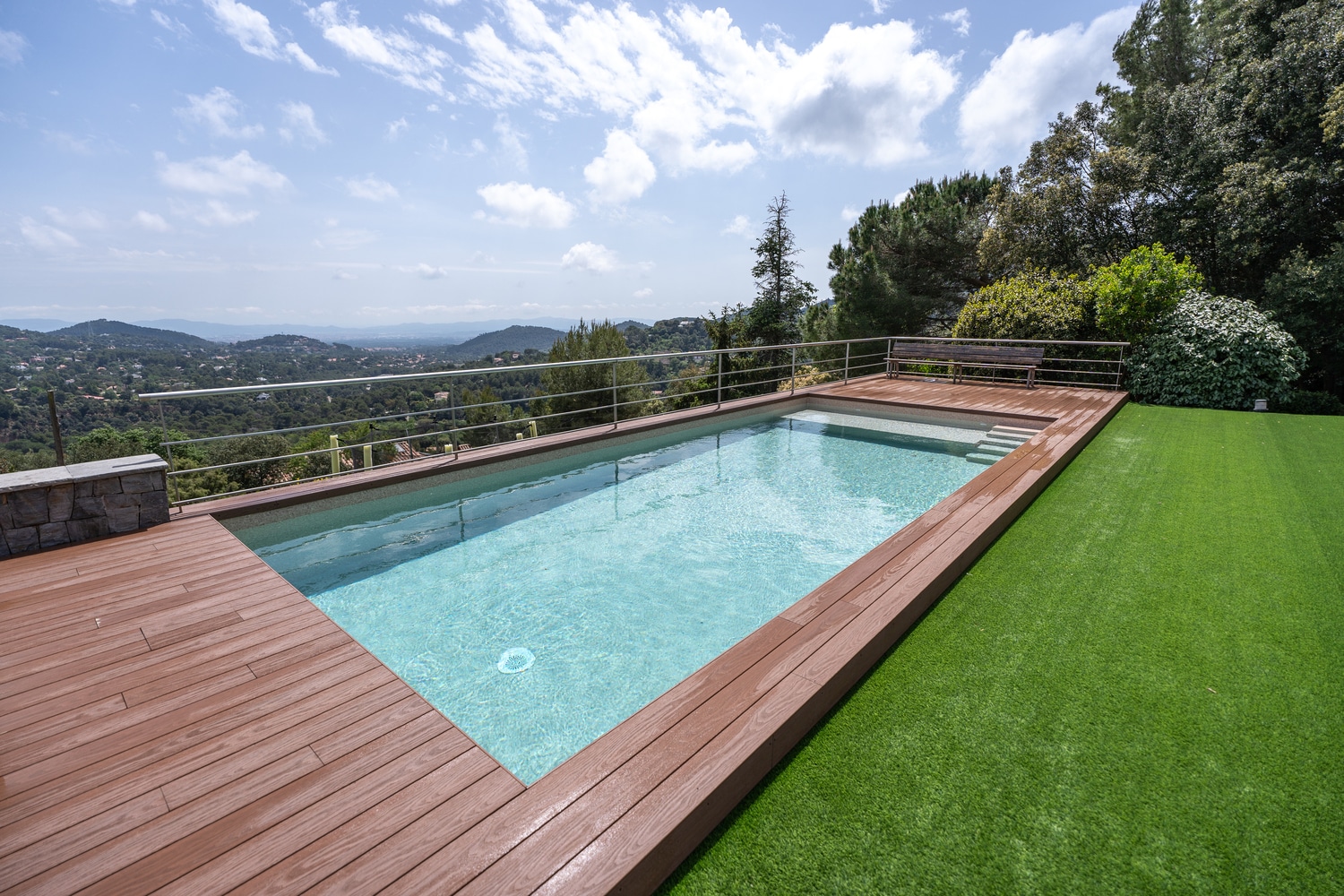 Piscina particular con vistas a la sierra